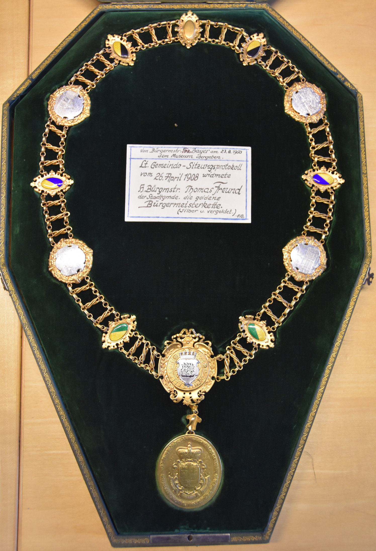 Die Bürgermeisterkette im Jahr 2019, nach der Überarbeitung Anfang der 2000er Jahre und die Rückseite der Bürgermeister-Medaille zeigend