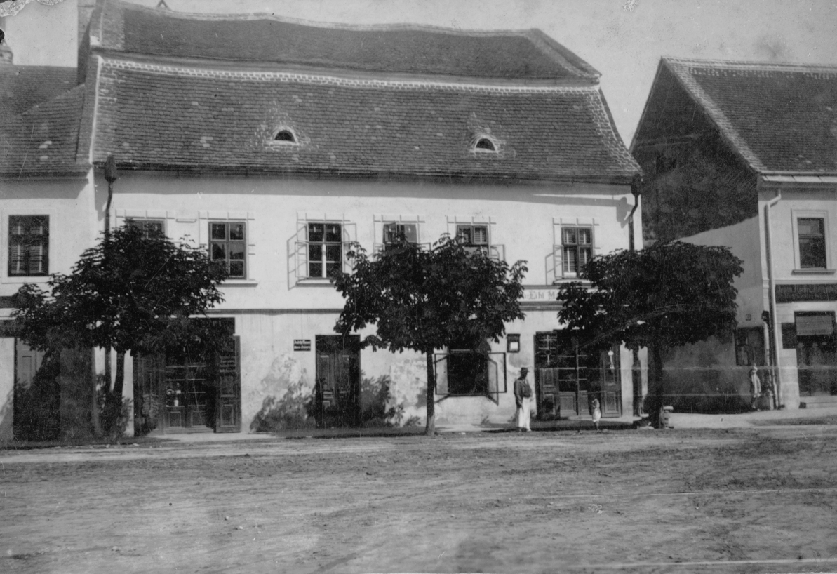 Zuvor, von 1879 bis 1891, war Eibl mit seinem Betrieb an der Adresse Hauptplatz Nr. 15 eingemietet und auch hier wohnhaft.