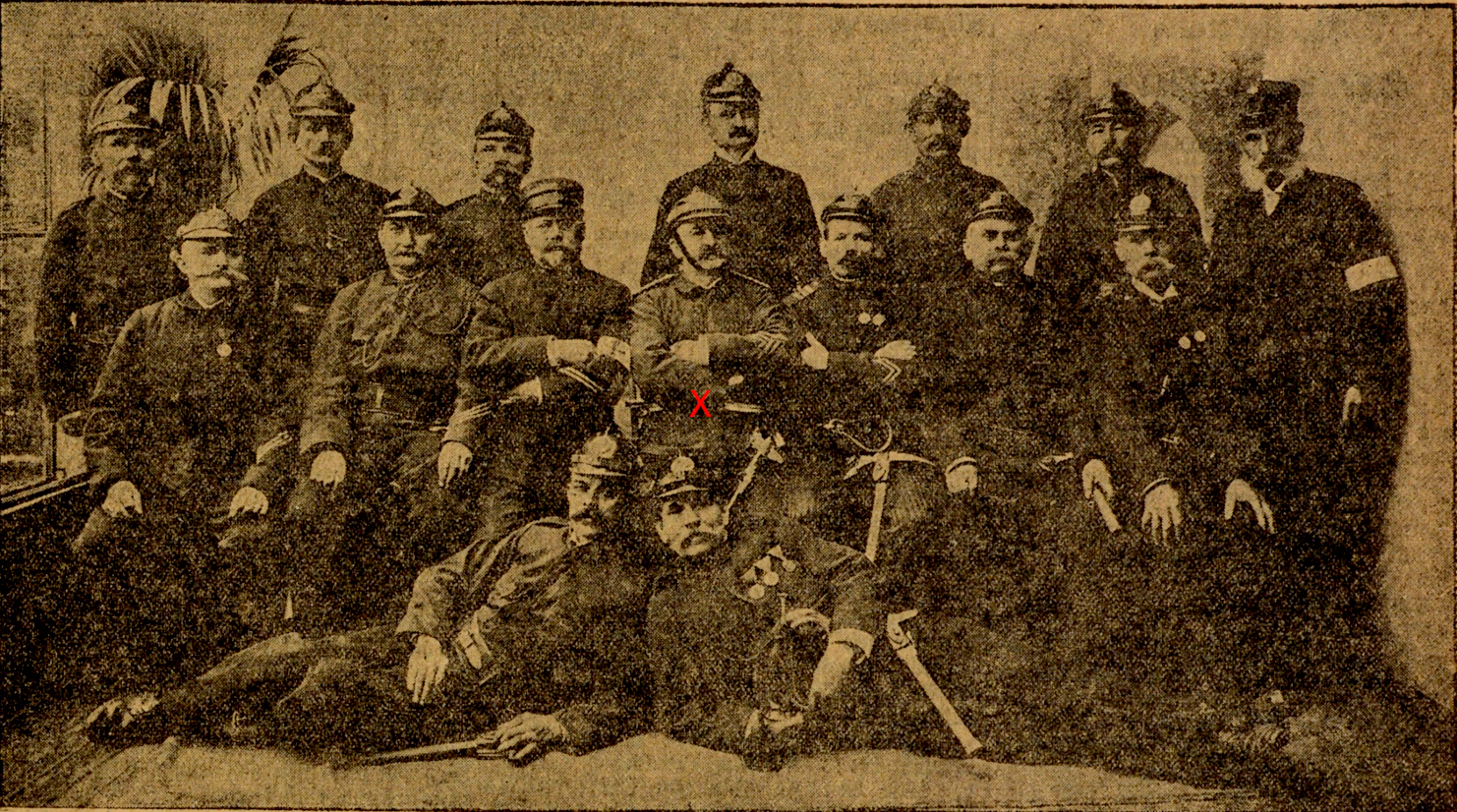 Der Gründer und langjährige Hauptmann der Mistelbacher Feuerwehr August Lubovienski (rotes X) zusammen mit einigen Gründungsmitgliedern anlässlich des 25-Jahr-Jubiläums der Feuerwehr im Jahre 1904