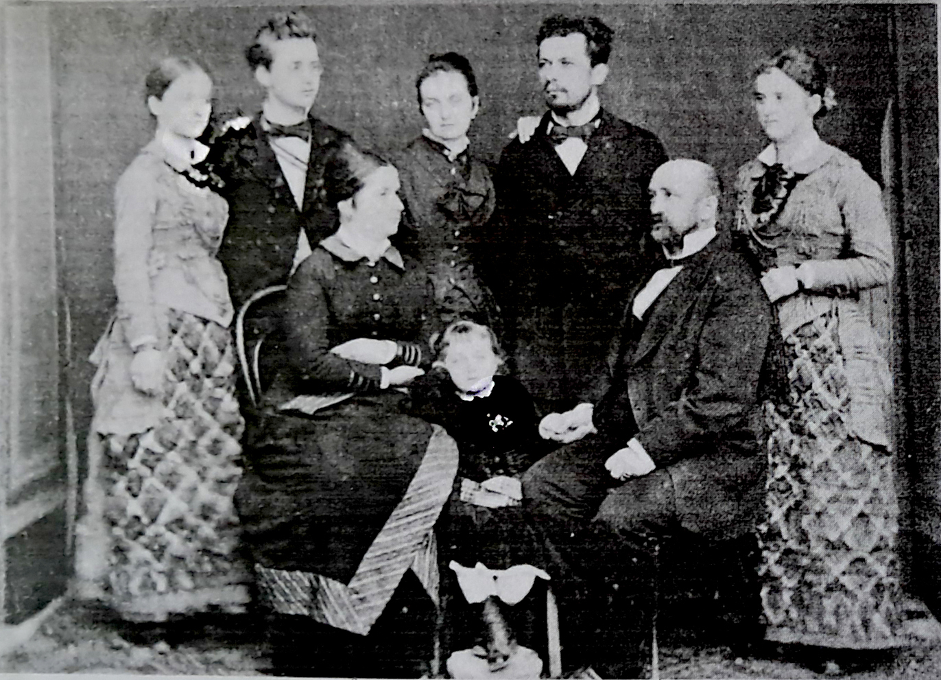 Das Ehepaar Hermine und August Lubovienski (sitzend) im Kreise ihrer Kinder anlässlich ihrer silbernen Hochzeit im Jahre 1883. Stehend dahinter v.l.n.r.: Tochter Hermine, Sohn Otto, Tochter Theresia mit ihrem Gatten Dionys Koritsanszky, Tochter Cäcilie; zwischen dem Ehepaar Lubovienski: die jüngste Tochter Stephanie