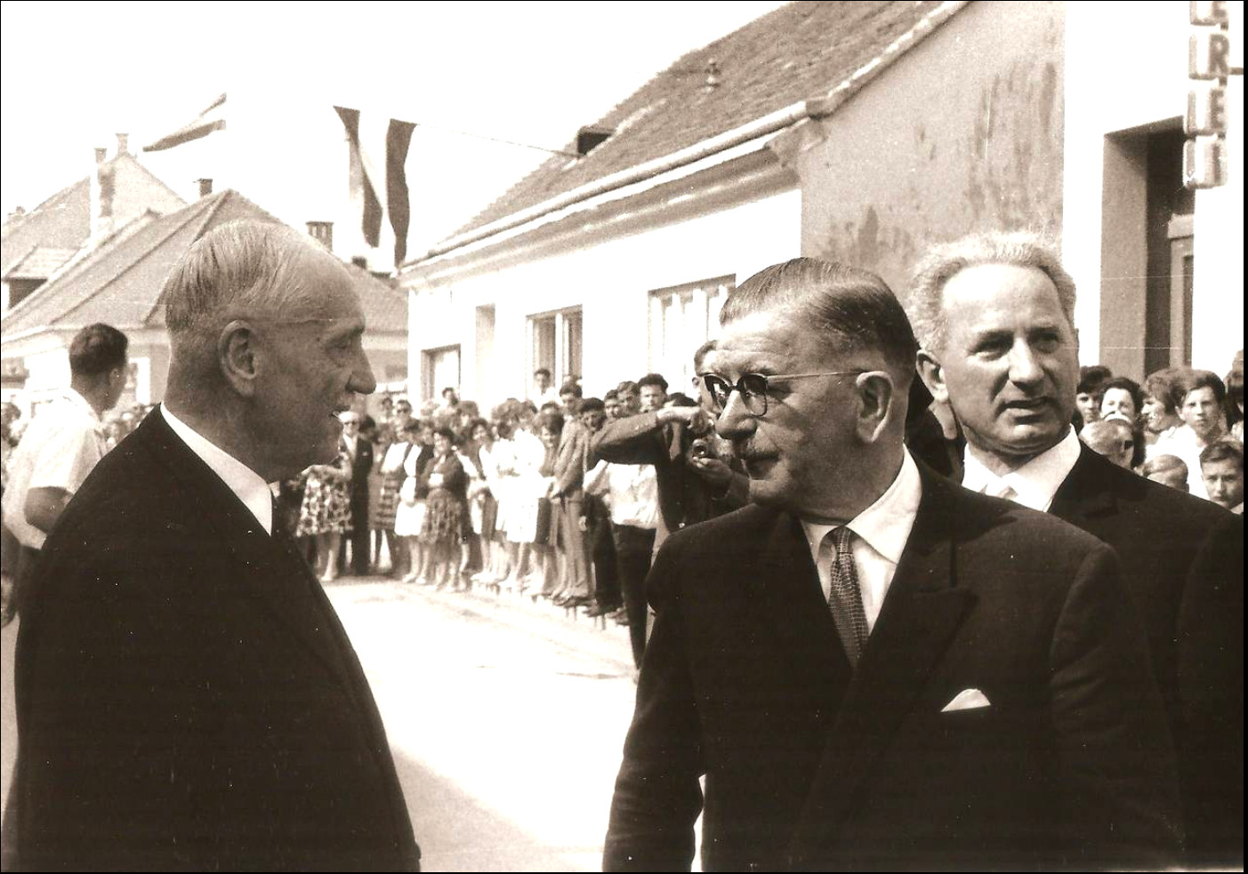 1964: Feierlichkeiten zu „90 Jahre Stadterhebung“ – v.l.n.r. die Festgäste Bundespräsident Schärf und Landeshauptmann Figl sowie Bürgermeister Bayer. Ort dieser Aufnahme ist die Oberhoferstraße.