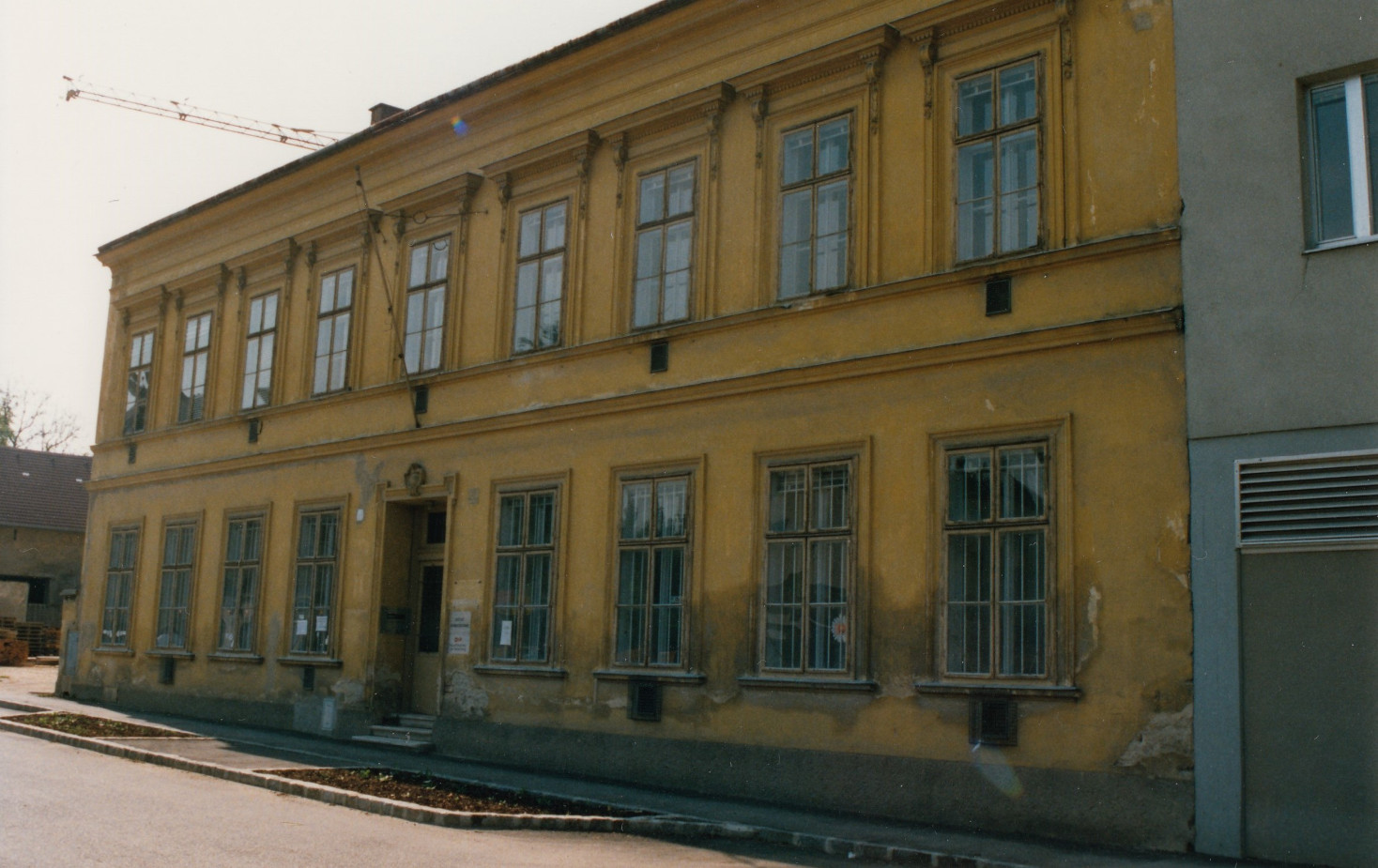 Das Haus Oserstraße Nr. 12 im Jahre 1989: von 1889 bis 1960 befand sich hier der Kindergarten, später wurde es zur Unterbringung von Klassen der Volks- und Hauptschule bzw. des 1963 gegründeten musisch-pädagogischen Gymnasiums (späteres BORG) genutzt; heute befindet sich hier unter anderem das Standesamt