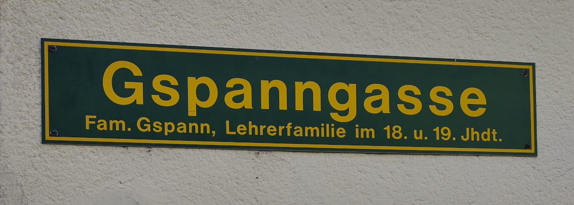 Das 1996 eingeführte und bis heute gültige Design der Straßenschilder in den Stadtfarben