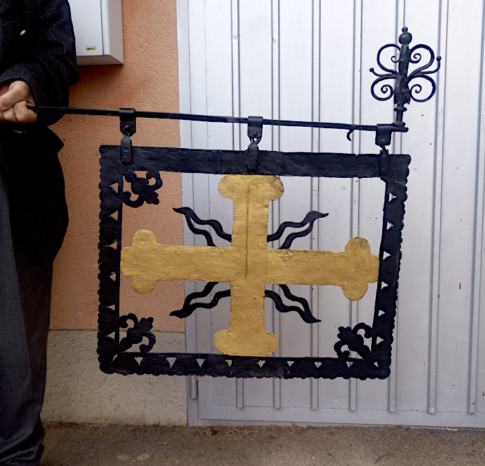 Das Hausschild befindet sich heute im Stadt-Museumsarchiv