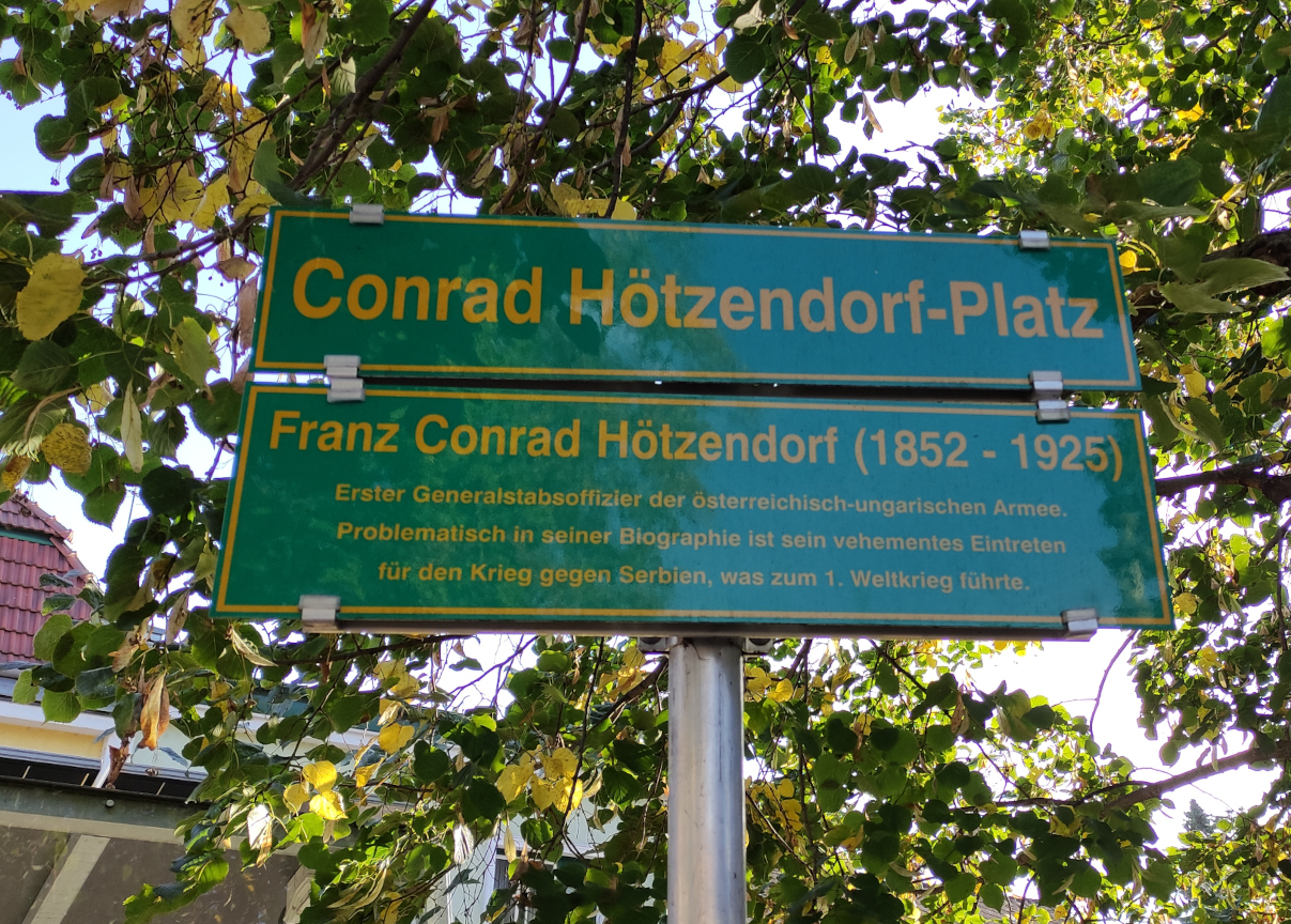Die erläuternde Zusatztafel am Conrad (von) Hötzendorfplatz war nur zwei Jahre im Einsatz - ehe der Platz 2023 in Europaplatz umbenannt wurde