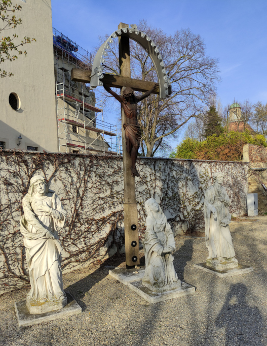 Kreuzigungsgruppe unterhalb der Pfarrkirche
