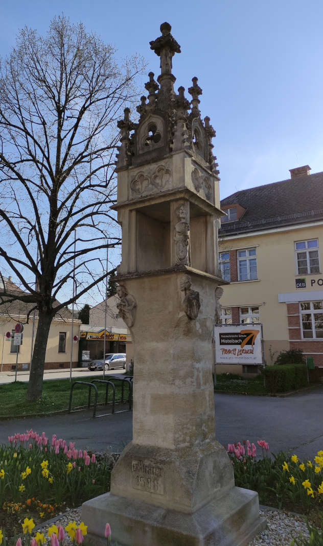 Die Pestsäule an ihrem heutigen Standort vor der Polytechnischen Schule am Europaplatz