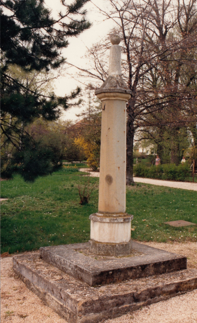 Der rekonstruierte Pranger im Mistelbacher Stadtpark im Jahre 1987