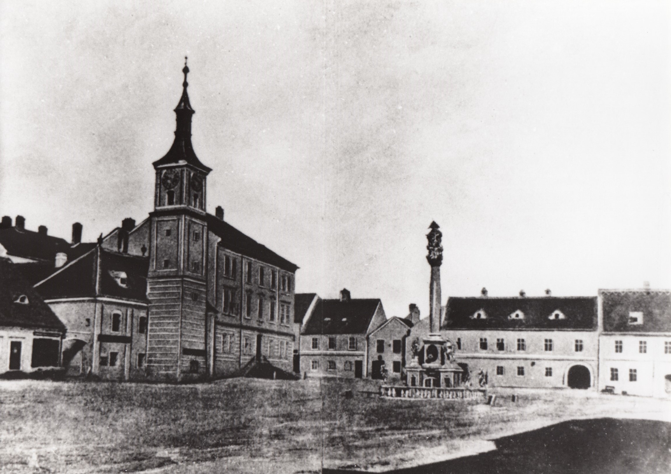 vor 1874: Die nordwestliche Ecke des Mistelbacher Hauptplatzes mit dem alten Rathaus und der Dreifaltigkeitssäule