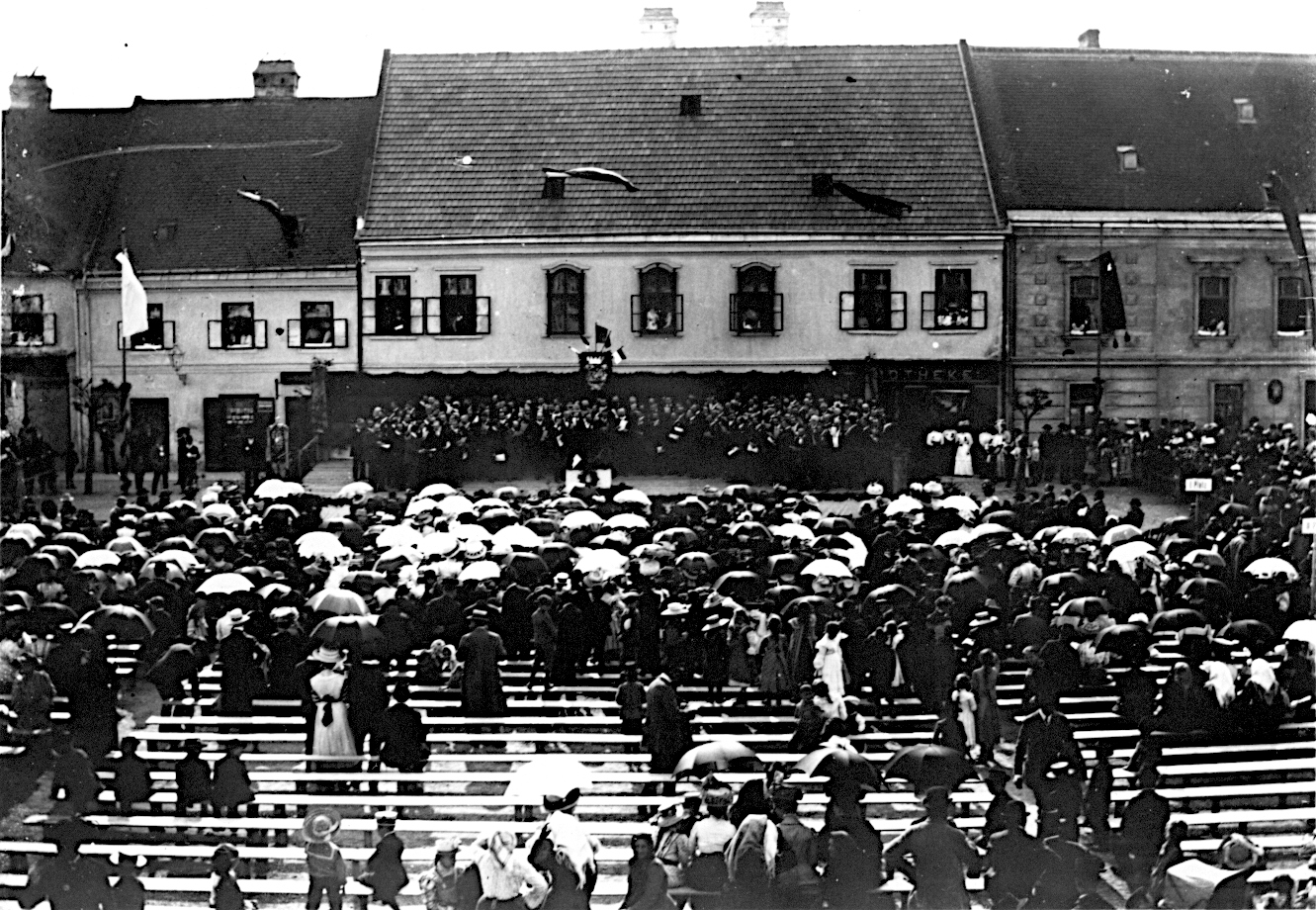 Die Sänger und zahlreiche Zuhörer trotzten dem Regen während des Konzerts
