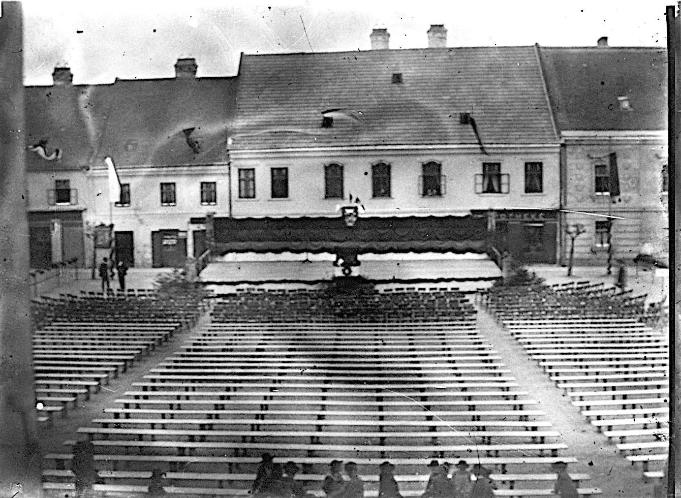 Die vor dem Haus Hauptplatz Nr. 36 (damals wie heute Apotheke) errichtete Bühne und Bankreihen für die Zuhörer