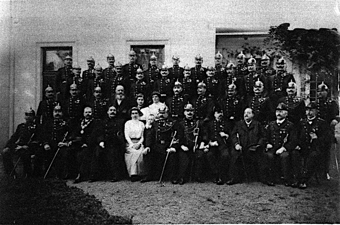 Der ausgezeichnete Bezirkswachtmeister Kerda (sitzend, 6. v. r.) samt Familie im Kreise seiner Kollegen. Ebenfalls auf dem Bild Bgm. Josef Dunkl (sitzend, 3. v. l.).