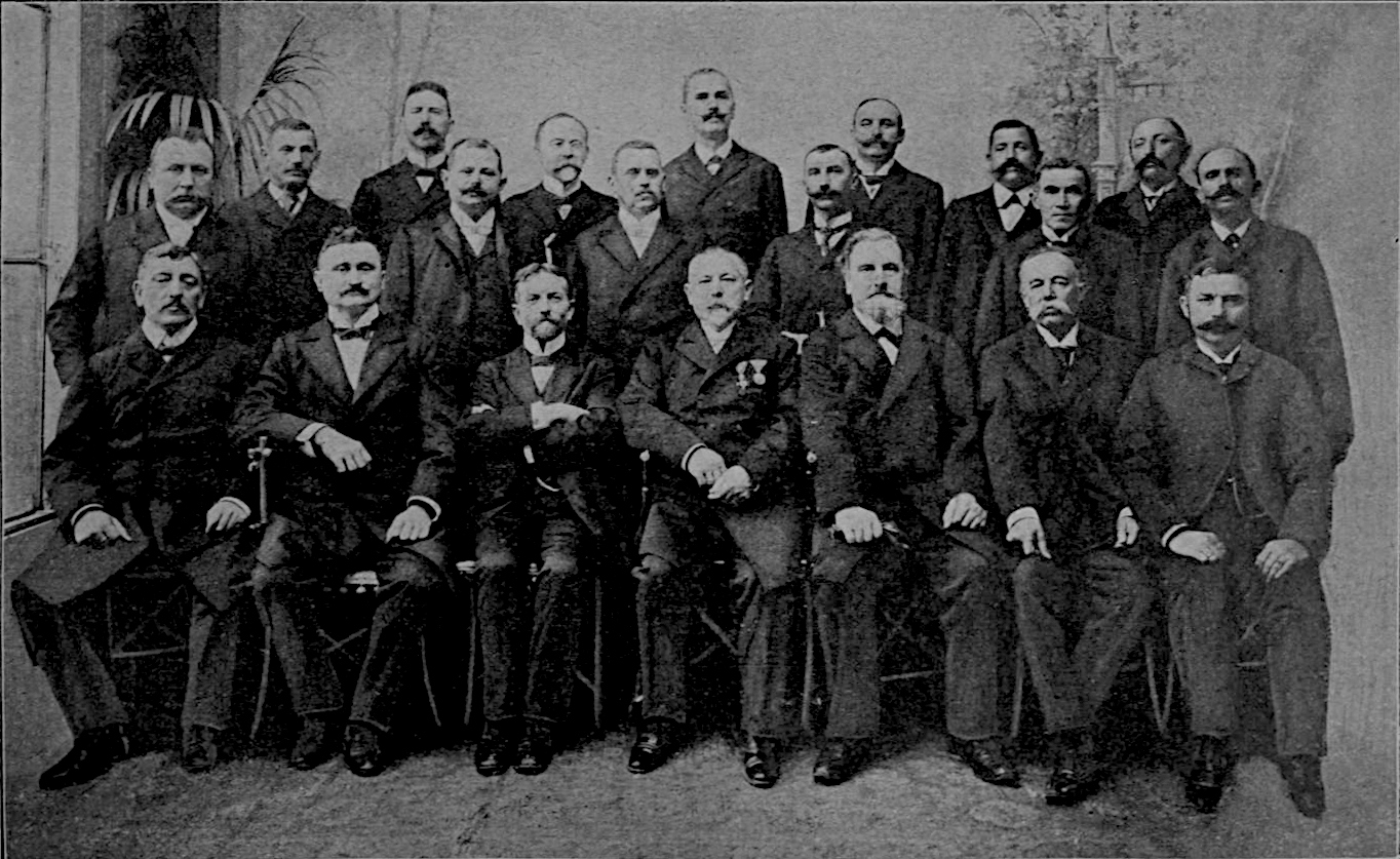 Bürgermeister Thomas Freund und die Mitglieder des Mistelbacher Gemeindeausschusses mit dem Gemeindesekretär - sitzend: v. l. n. r.: Ignaz Mühl jun., Josef Konrad Strasser, Franz Koblischek, Bgm. Thomas Freund, Heinrich Westermayr, Dr. Rudolf Schaschetzy, Michael Eibl (?); stehend: v. l. n. r.: Emil Hackl, Jakob Augustin (?), Gustav Edhofer, der spätere Bürgermeister Josef Dunkl, Heinrich Gussenbauer, Gemeindesekretär Alexander Zickl (?), Adam Friedrich, Mathias Grabler, Felix Roller, Michael Heindl, Friedrich Hacker, Martin Waberer, Mathias Schamann