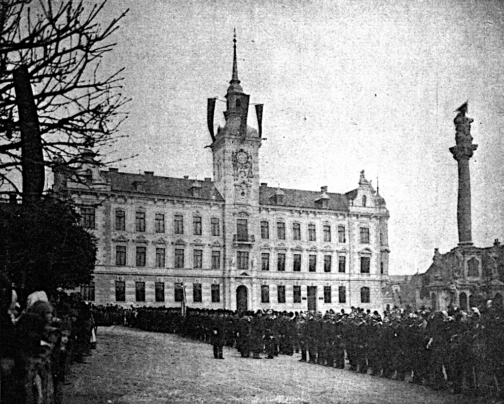 Das festlich dekorierte Gebäude am Tag der Eröffnung