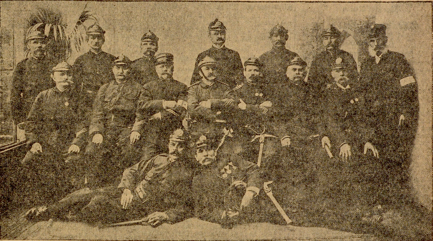 Die Jubilare wurde auf einem Foto verewigt. Der Gründer und Ehrenhauptmann August Lubovienski (sitzend 4. v. l.), Dr. Johann Toch (sitzend 3. v. l.), Josef Konrad Strasser (stehend 4. v. l.), weiters auf dem Bild: Feuercommissär Michael Hofecker, Franz Nosisk, Johann Busch, Vincenz Gröger, Franz Gröger, Anton Gössinger, Franz Hrachowina, Josef Hobersdorfer, Leopold Löwenrosen, Leopold Misch, Franz Schallgruber, Leopold Stubenvoll und Friedrich Willibacher