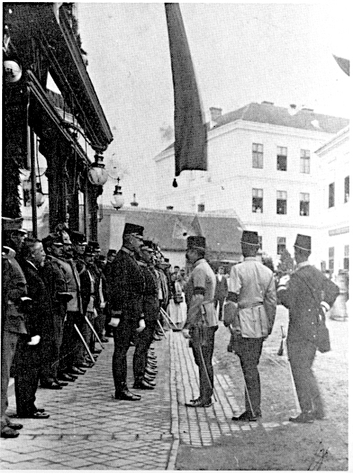 Erzherzog Franz Ferdinand (Bildmitte - unter der Fahne) und die Offiziere des Oberkommandos (Zweiter von links: Bgm. Freund)