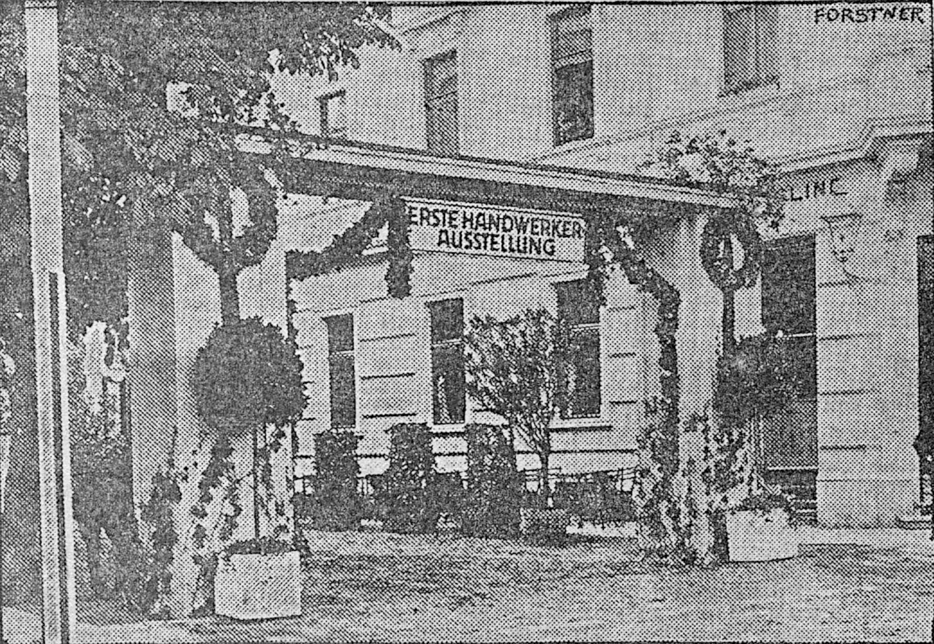 Eingangsbogen in der Thomas-Freund-Gasse zwischen Schulgebäude und Kaffeehaus