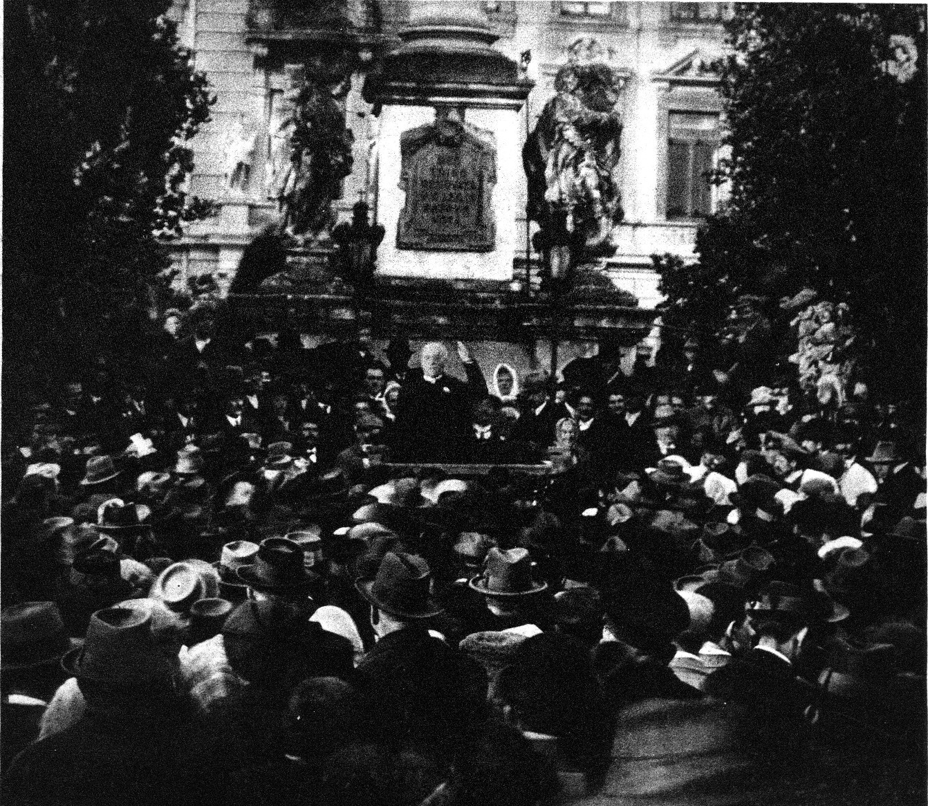 Bundeskanzler Dr. Seipel bei einer Ansprache vor der Dreifaltigkeitssäule