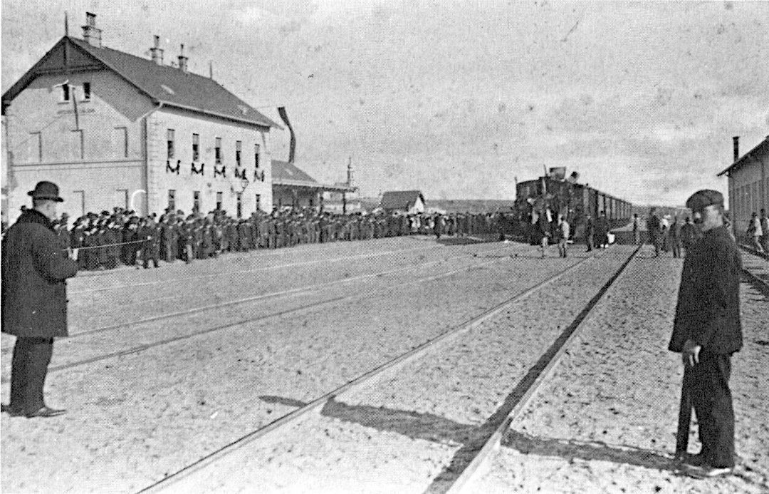 Der Mistelbacher Landesbahnhof mit dem einfahrenden Eröffnungszug
