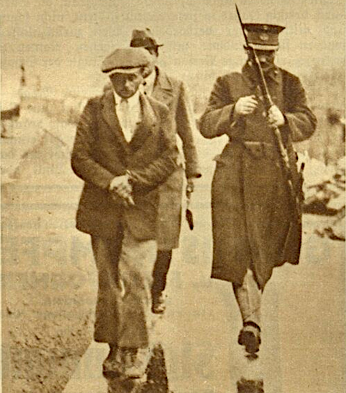 Nach der Festnahme: Karl Maier bei seinem Transport nach Korneuburg