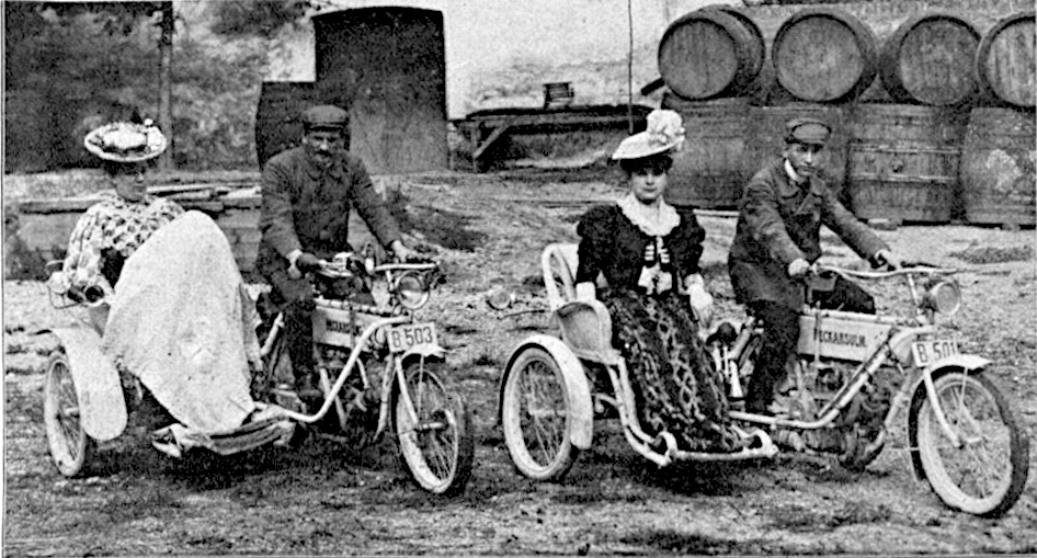 Beim Paar rechts handelt es sich um die Eltern Karl & Helene Rößler, links auf dem Schoß der Taufpatin Helene Dirnberger, durch weiße Tücher verdeckt liegt die kleine, zu diesem Zeitpunkt sieben Tage alte Hilda.
