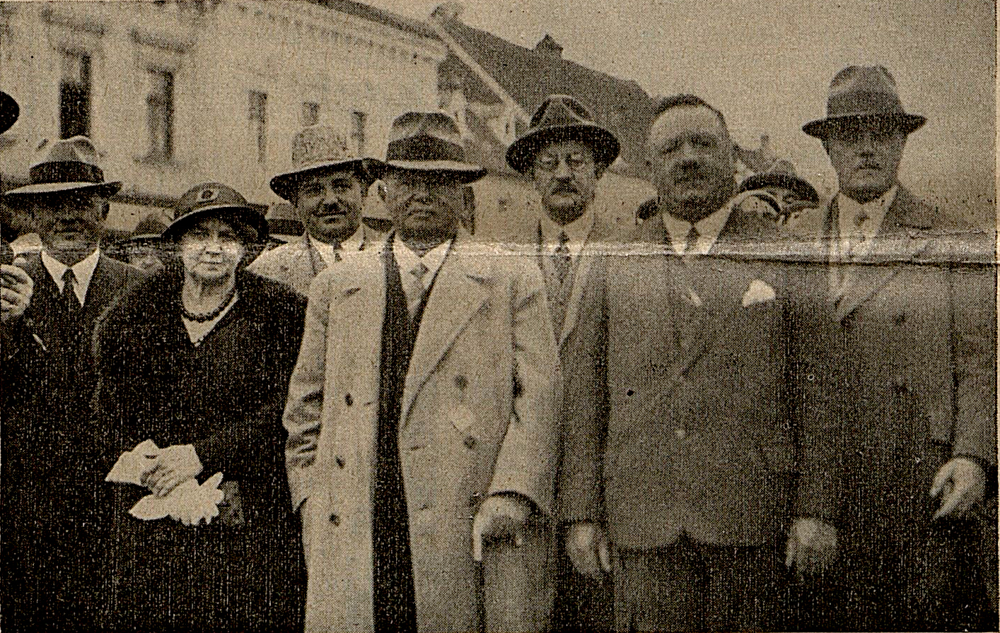 Bürgermeister Dunkl (3. v.l.) und Vizebürgermeister Dr. Steinbauer (4. v.l.) mit einigen Gästen wärhrend des Konzerts des Musikvereins der Wiener Sicherheitswache auf dem Mistelbacher Hauptplatz