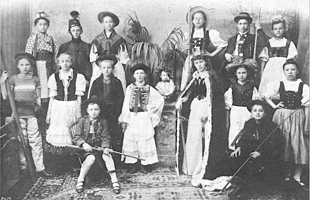 Schülerkonzert 1907 1. Reihe v.l.n.r.: Martha Kalina (verehel. Foitl), Karl Herm, Hermine Nebel (verehel. Vogl), Helene Mühl (verehel. Bollhammer), Adolf Wessely (Ladendorf), Frieda Schmied 2. Reihe v.l.n.r.: Frieda Haring, Katharina Herger (verehel. Schneider), Katharina Schnaß (verehel. Breit), Marie Blaschke, Aulenia (?) Fischer, Leopoldine Kleinböck, Maria Putz (Filippinetti) Sitzend links: Oswald Kabasta Sitzend rechts: Karl Bollhammer