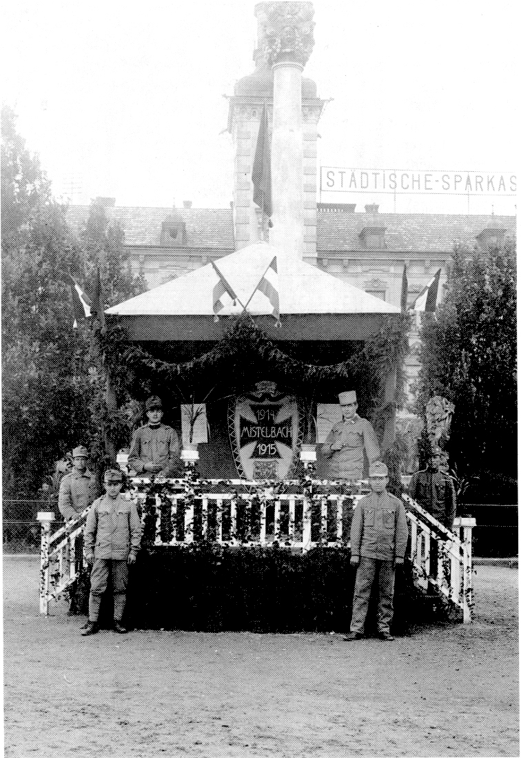 Das Wehrschild in einem Pavillon vor dem Mistelbacher Rathaus