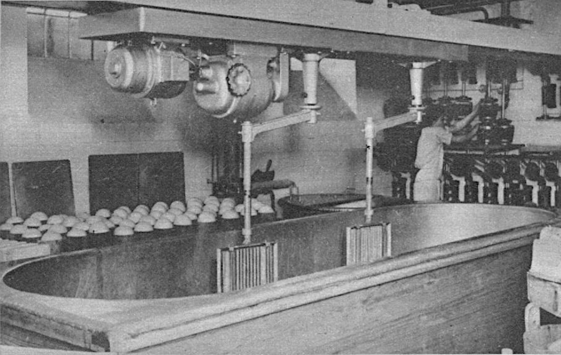 Die holländische Käsewanne mit automatischem Rührwerk; im Hintergrund die Kugelpressen