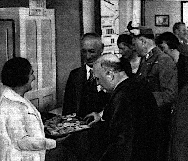 Auch Bundespräsident Dr. Miklas und der Landtagspräsident Fischer verkosten den Käse der Mistelbacher Zentralmolkerei